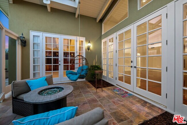 Building Photo - 221 Bellino Dr