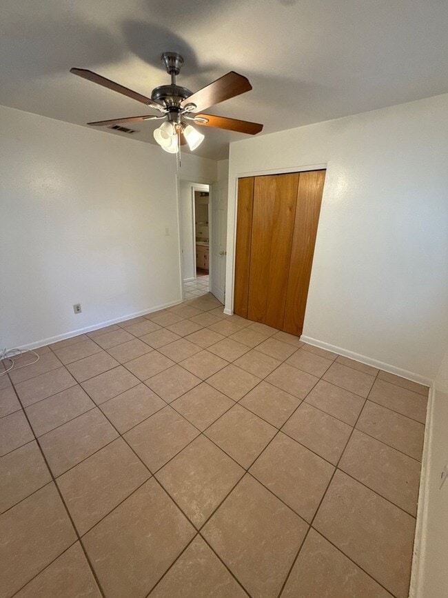 Building Photo - 4 bed/ 2.5 bath home, large yard! Availabl...