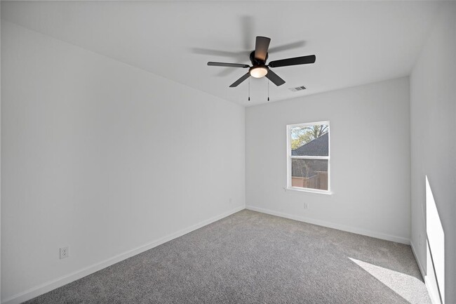 Building Photo - 1067 St Clair St