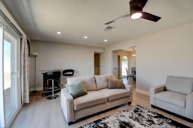 Building Photo - Fabulous 3-bedroom 2-bathroom home