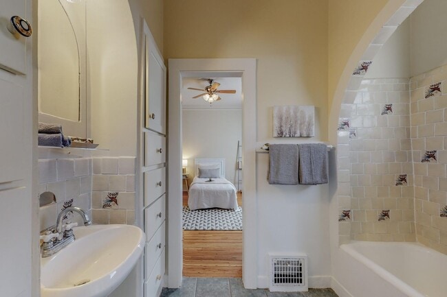 Building Photo - 1610 Las Lomas Rd NE