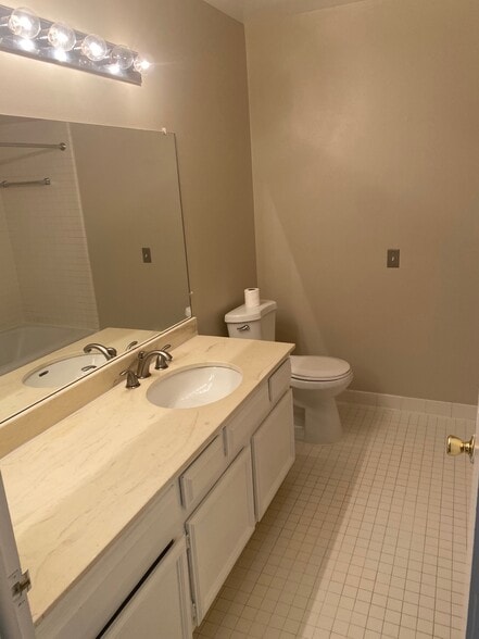 Bathroom 1a - 16150 N Park Dr