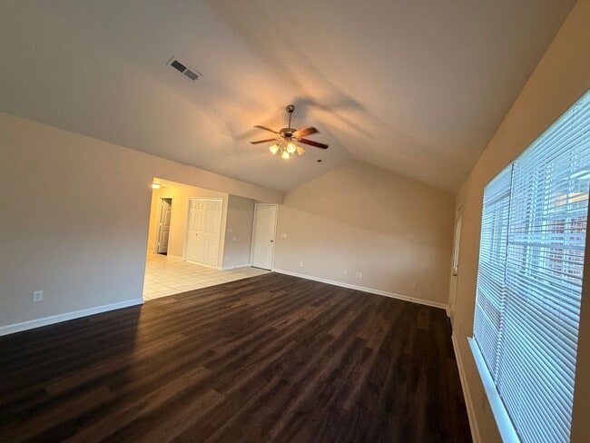 Building Photo - 110-112 Lyons Dr NW