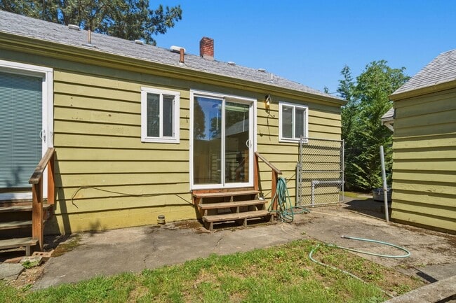 Building Photo - Updated Single-Level Home with Modern Kitchen, Natural Light & Parking