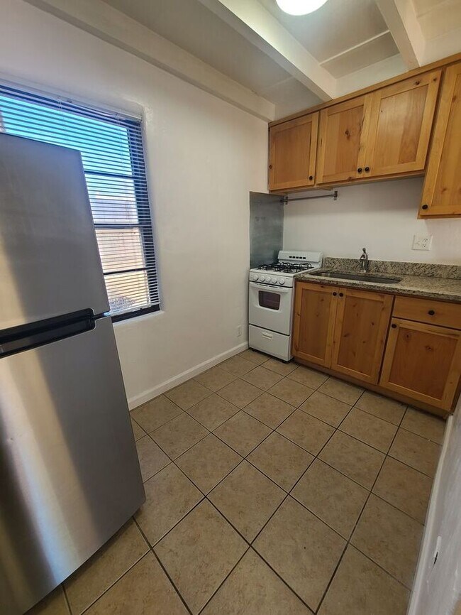 Building Photo - Ultra Charming Studio