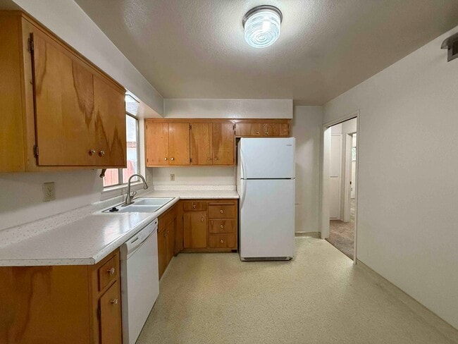 Building Photo - Great River Park 2 Bedroom