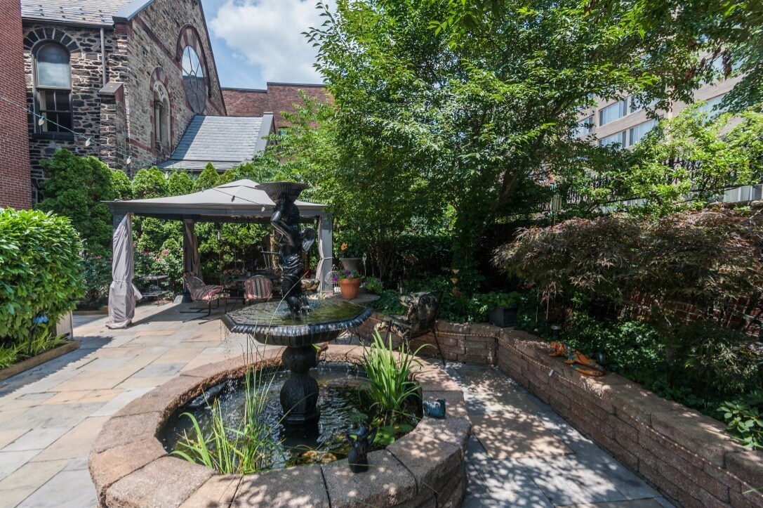 Sside garden - 106 E Chase St