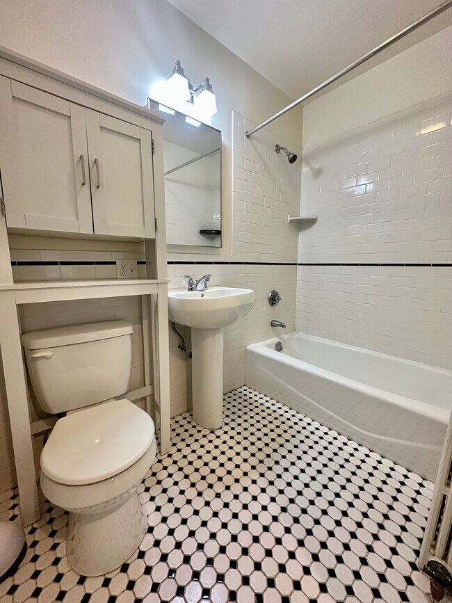 Building Photo - 472 Beacon St