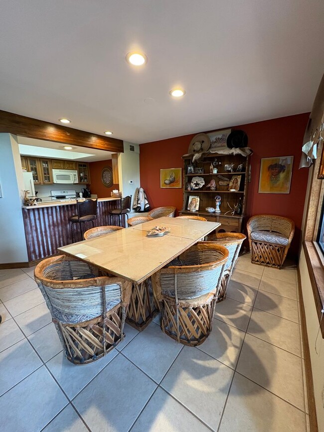 Building Photo - Vacation Rental: Golf Course Views Country Club Townhome