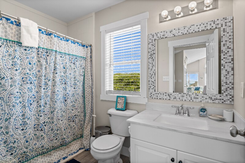 Building Photo - 5207 Emerald Dr