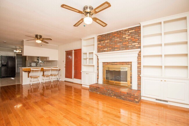 Building Photo - Halls 37938 - 4 bedroom, bath home with 4 garage spaces - Call Susan Niedergeses 865-300-4722