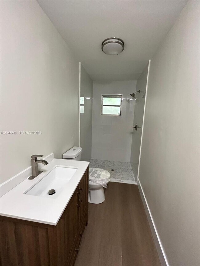 Building Photo - 114 S Lakeside Dr