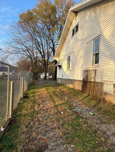 Building Photo - 1426 E Locust St