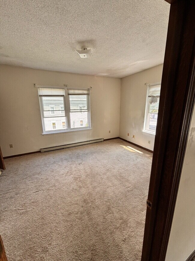 Building Photo - No more commute! Large 2 unit with parking...