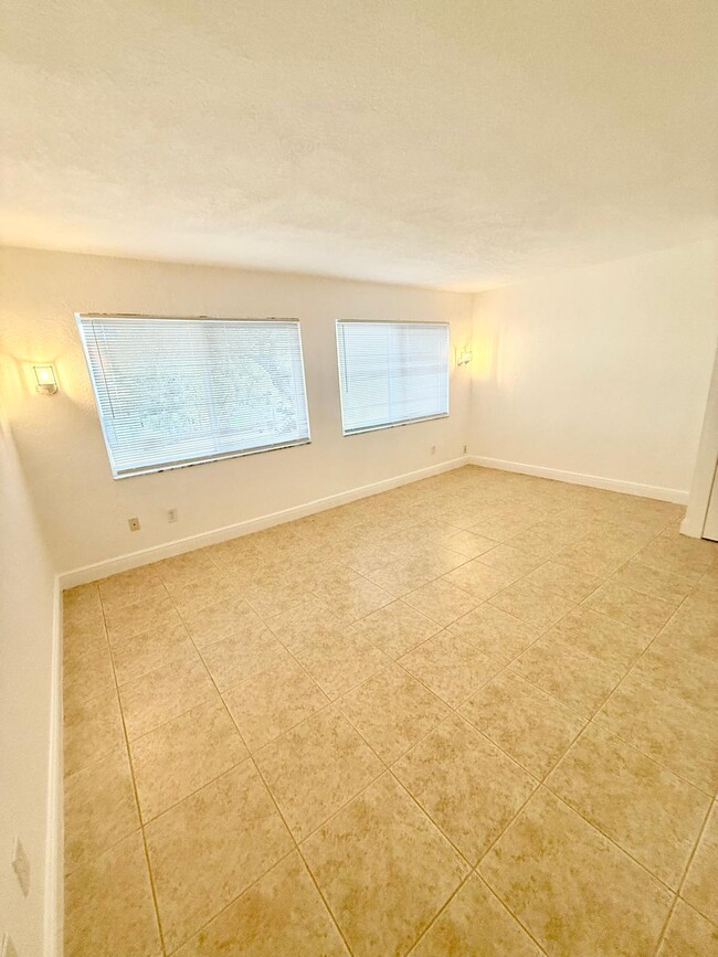 Building Photo - 984 W 40th St