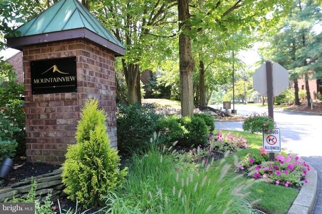Building Photo - 1705 Mountainview Dr