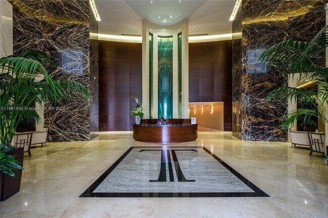 Primary Photo - 15811 Collins Ave