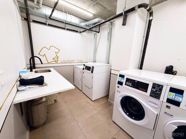 Building Photo - 2 bedroom in NEW YORK NY 10009