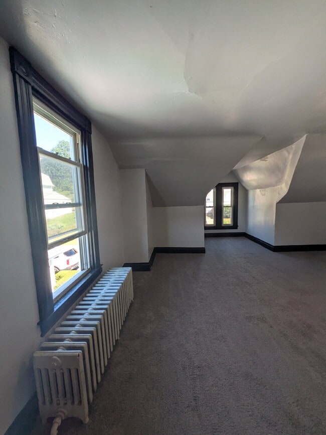 Building Photo - Newly Updated 3 bedroom in Carrick! Section 8 is considered