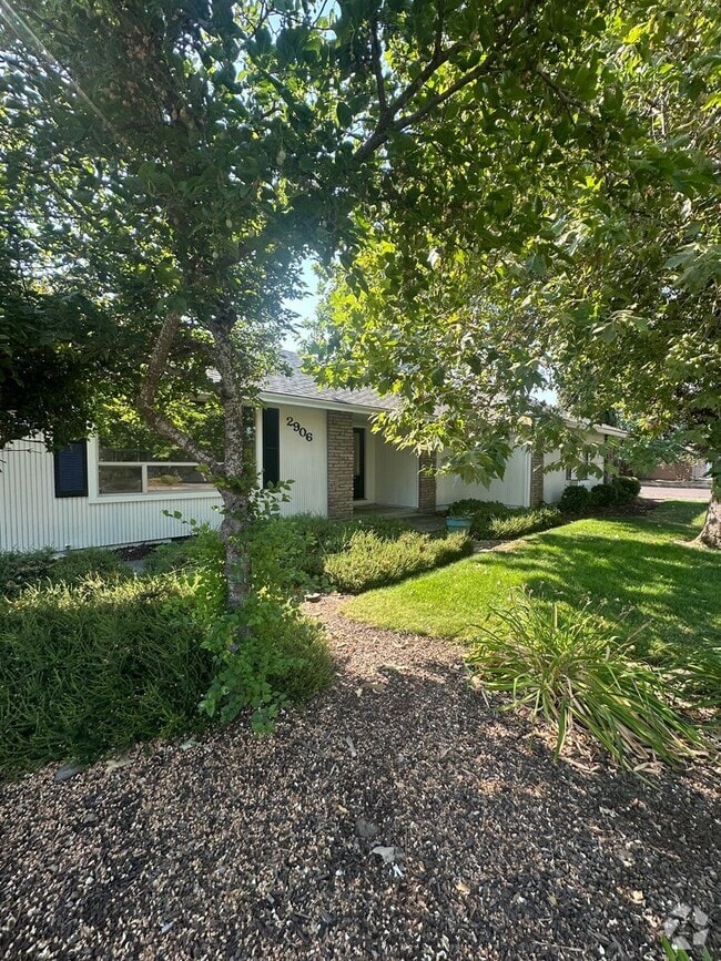 Building Photo - Corner Lot, RV Parking in North Medford!!