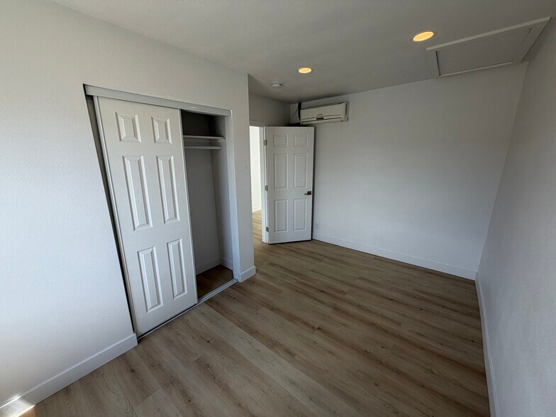 Building Photo - 478 S San Vicente Blvd