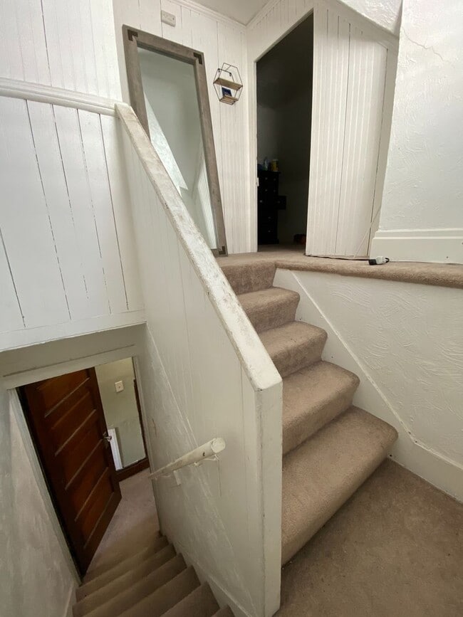 Building Photo - 405 Edgemont St