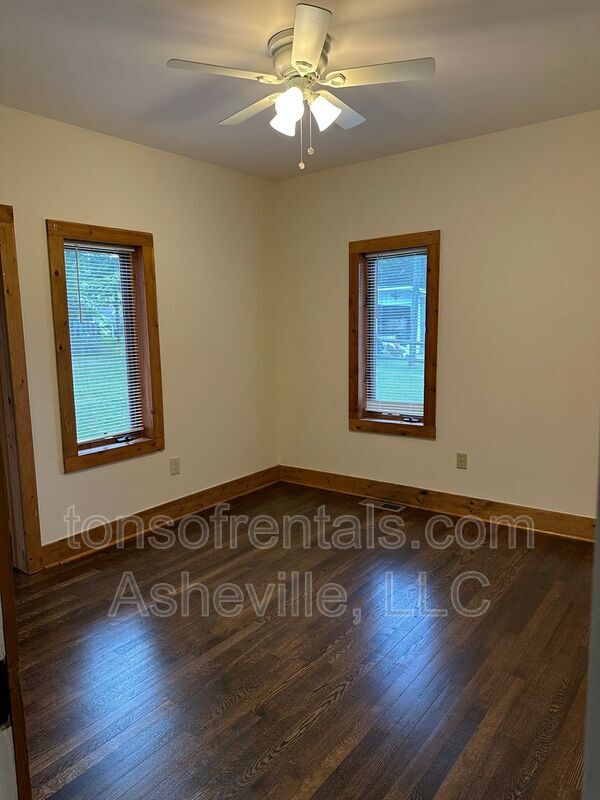 Building Photo - 1809 Windsor Dr