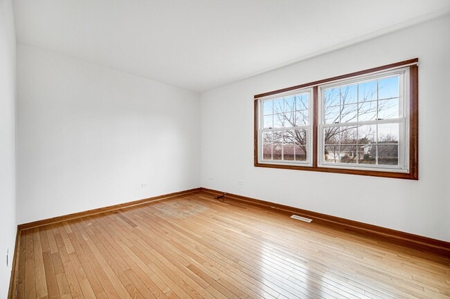 Building Photo - 4 Bed 2.5 Bath in Des Plaines