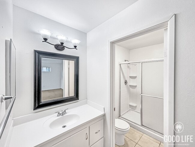 Building Photo - Beautiful 2B/2BA Condo in Pacific Beach w/ Parking & Swimming Pool!