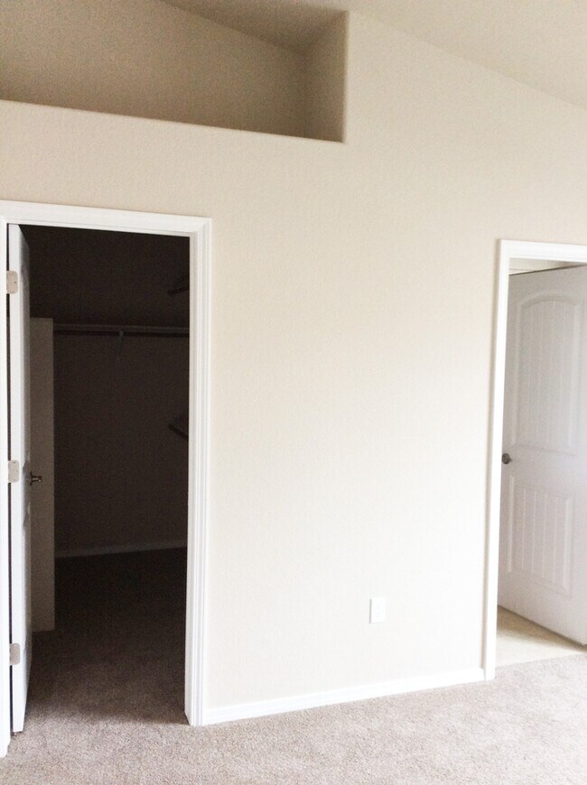 Building Photo - District 20 Townhome!!