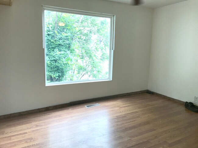 Building Photo - 1374 E Canal St