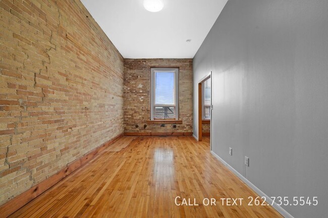 Building Photo - Amazing Spacious 3 Bedroom One of a Kind A...