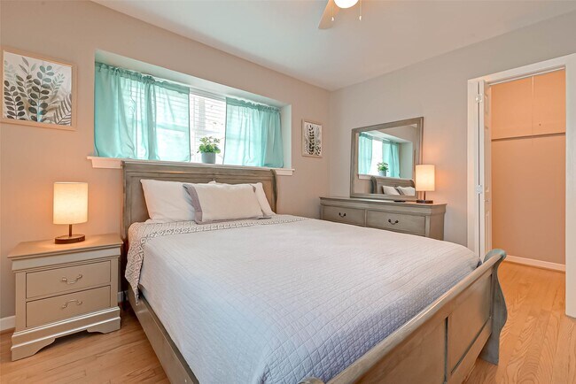 Building Photo - 5330 Hialeah Dr