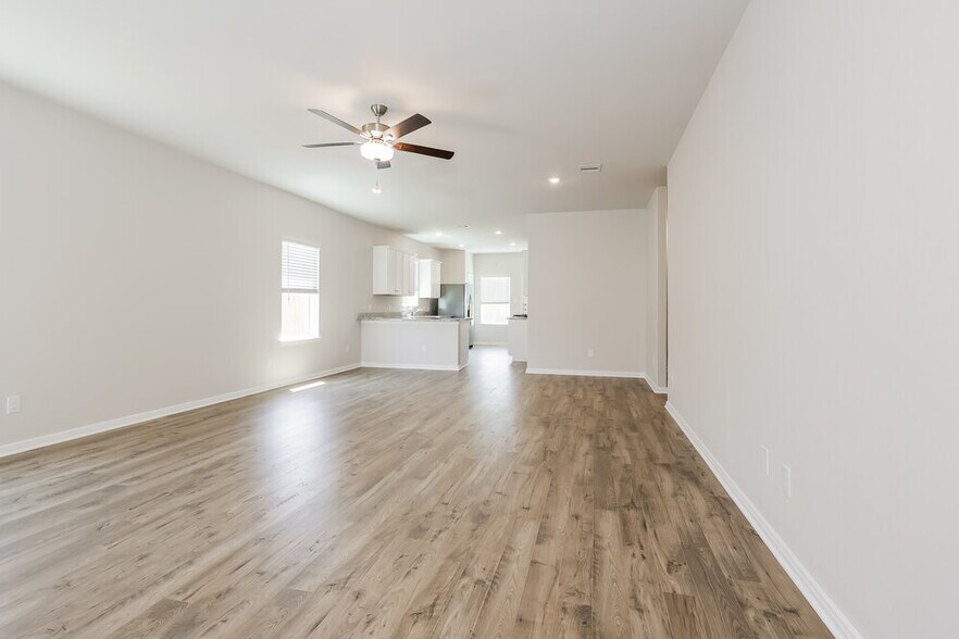 Building Photo - 16430 Honeysuckle Hl Dr