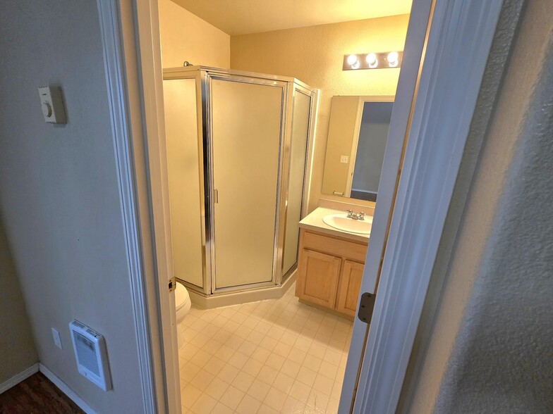 Building Photo - 1406 Falcon Loop