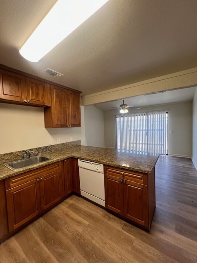 Building Photo - REMODELED 2 BED DUPLEX WITH PRIVATE YARD!!