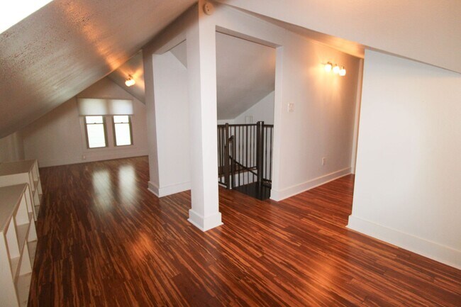Building Photo - 436 W Rosewood Ave