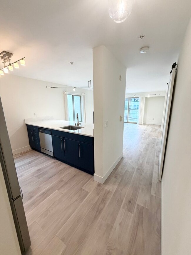 Building Photo - 1550 Eastlake Ave E