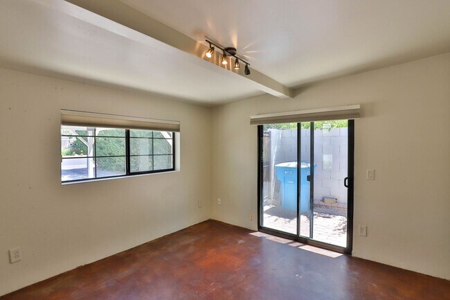 Building Photo - 3 Bedroom + den with pool