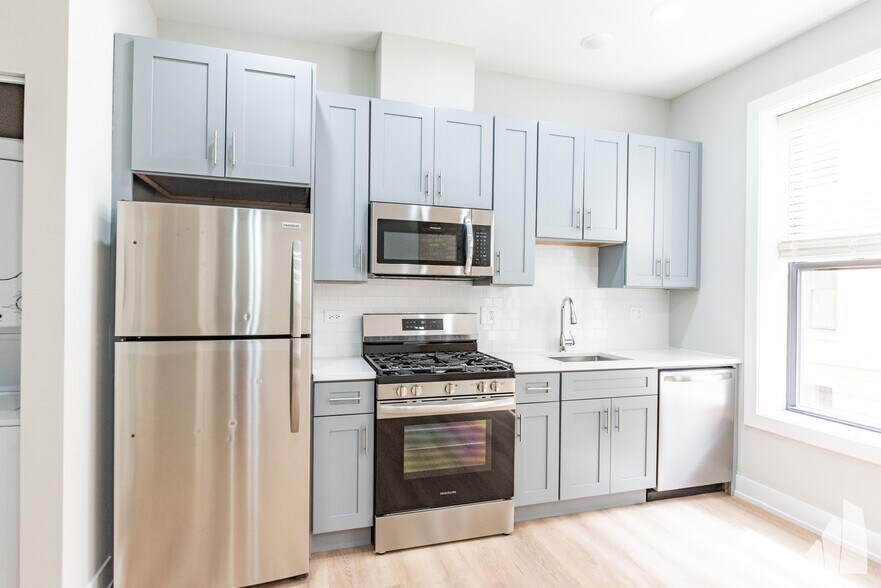 Building Photo - 419 W Belden Ave