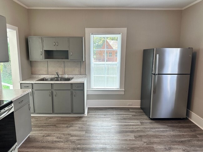 Building Photo - Adorable Home Near Downtown Mooresville!