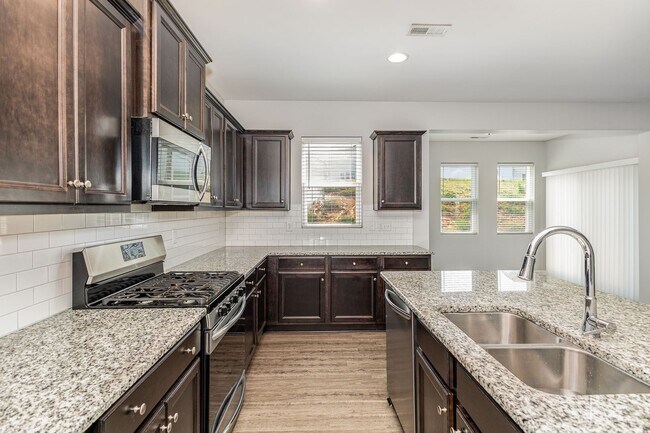Building Photo - Beautiful 3BR 2.5BA plus a spacious loft! ...