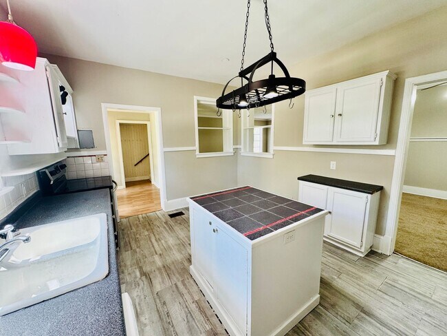 Building Photo - Charming 5-Bedroom Home with In-Law Suite ...