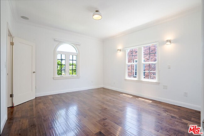 Building Photo - 1049 S Mansfield Ave