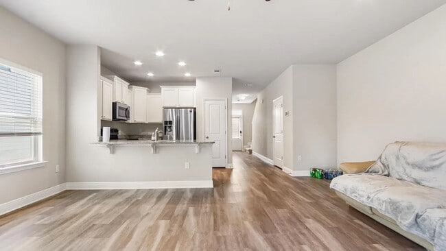 Building Photo - Santa Rosa 3 bedroom