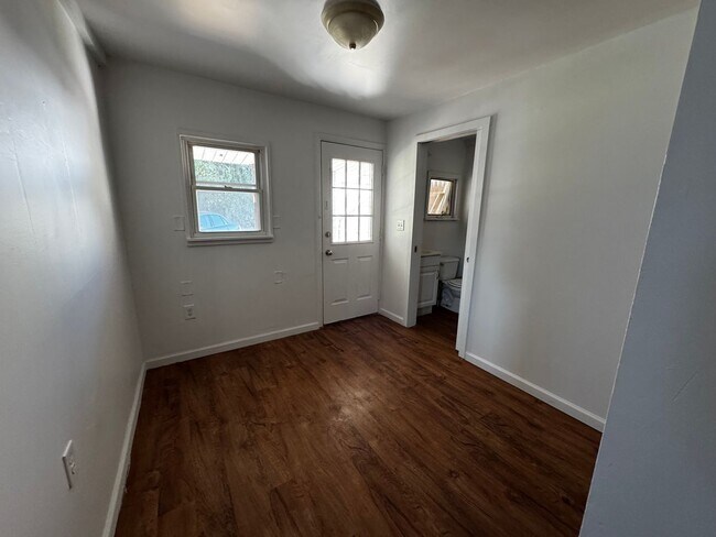 Building Photo - 2438 Mifflin St