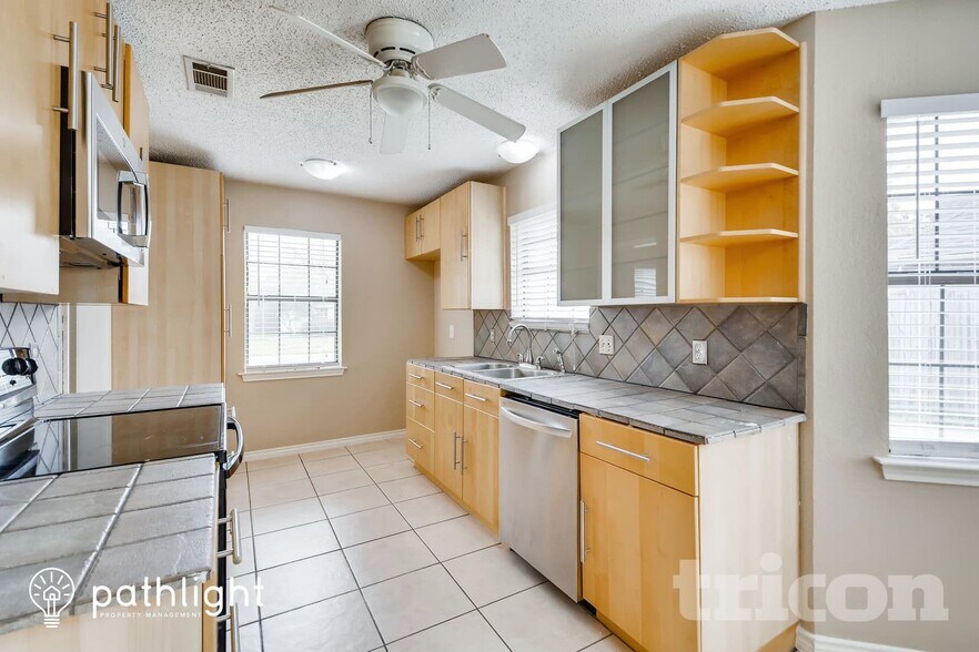 Building Photo - 641 Park Ln