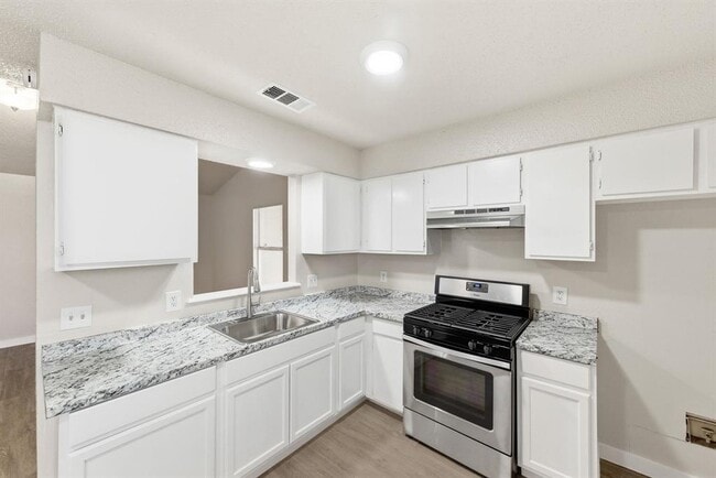 Building Photo - 2204 Donahue Ln