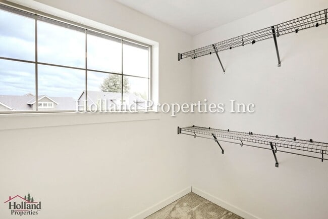 Building Photo - 8162 SE Reddington St