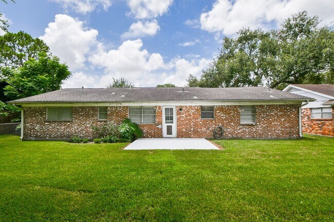 Building Photo - 2303 Willow Blvd